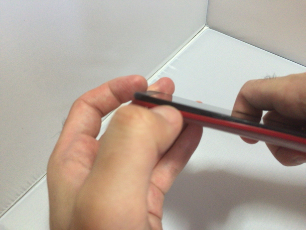 Zenfone 2の側面の爪をかけるくぼみに指の先端をかける